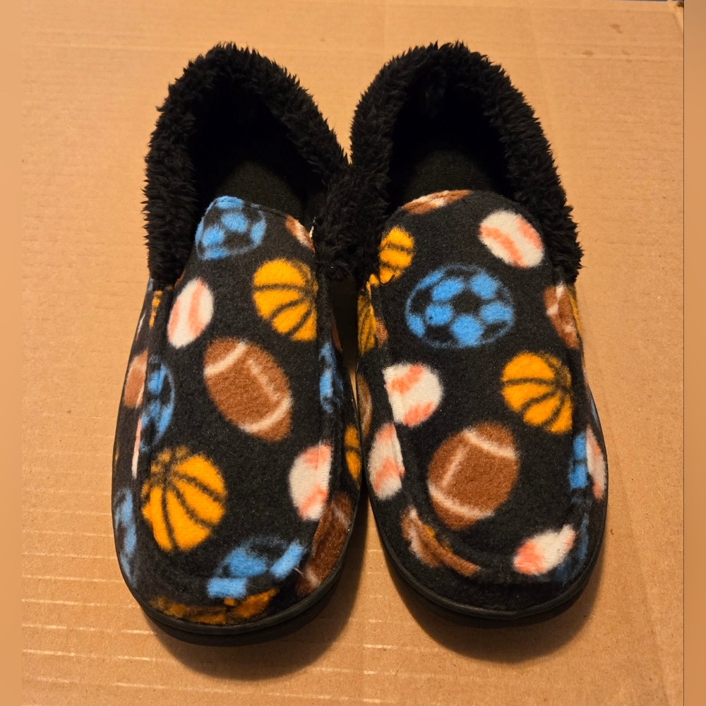 NWT Boy's Climatesmart by Cuddl Duds Sports Fleece Slippers, Size L (5/6)